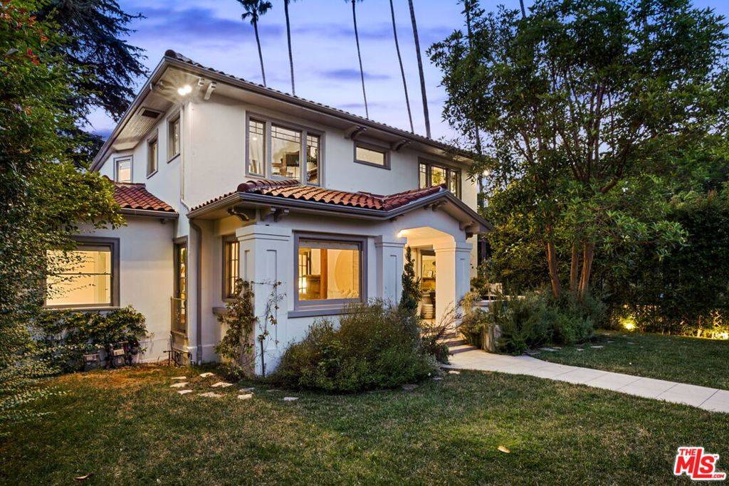 Los Angeles, CA 90068,2027 N Canyon DR