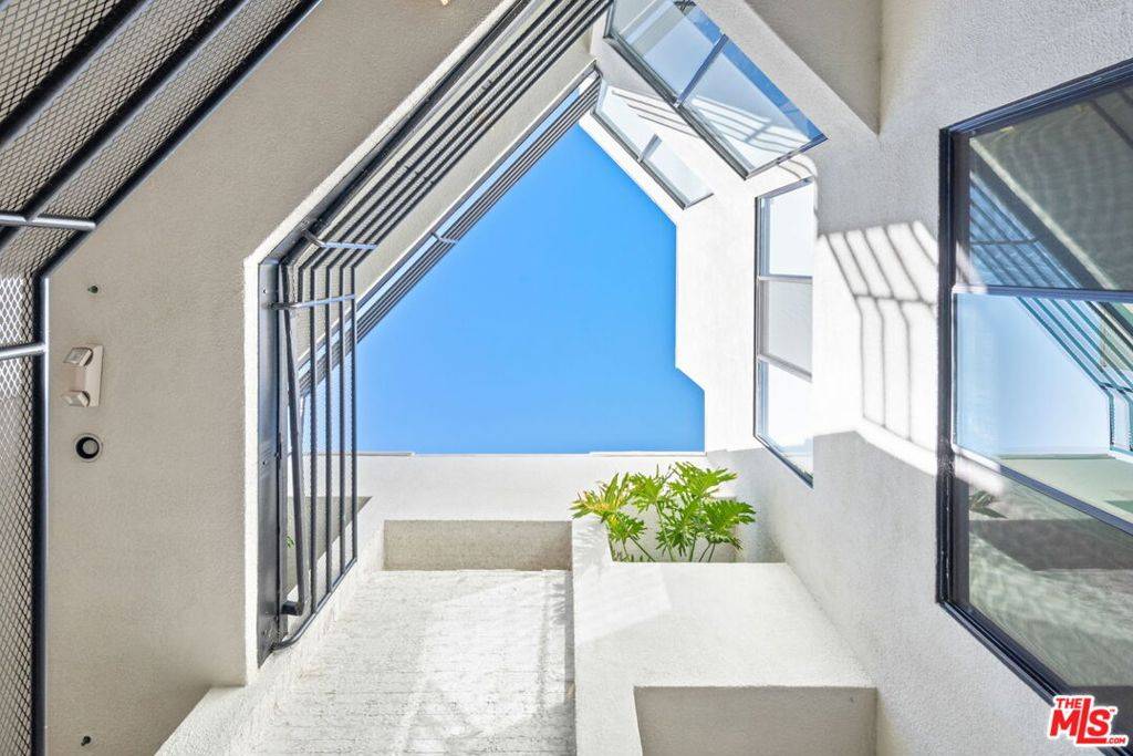 West Hollywood, CA 90069,1201 Larrabee ST #107