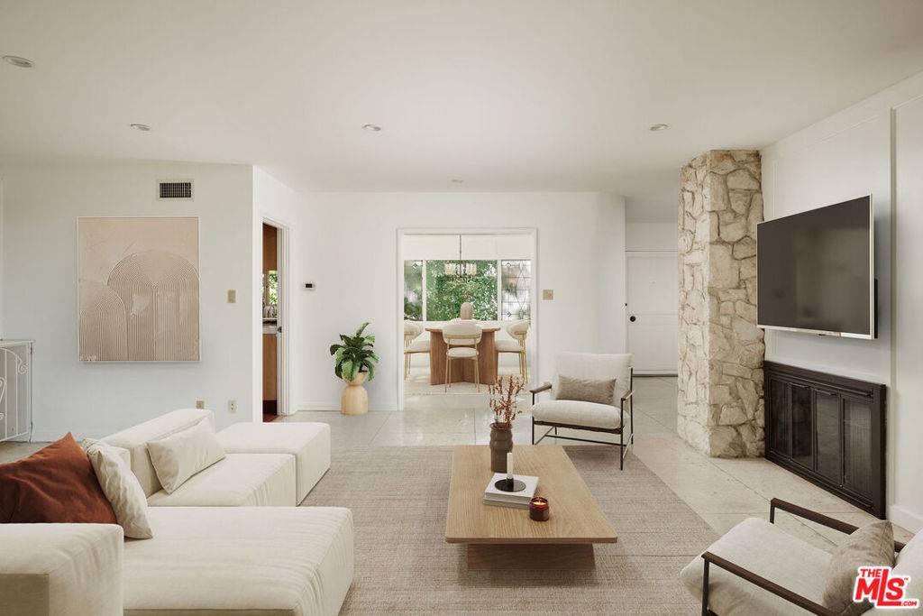 Los Angeles, CA 90069,9226 Swallow DR