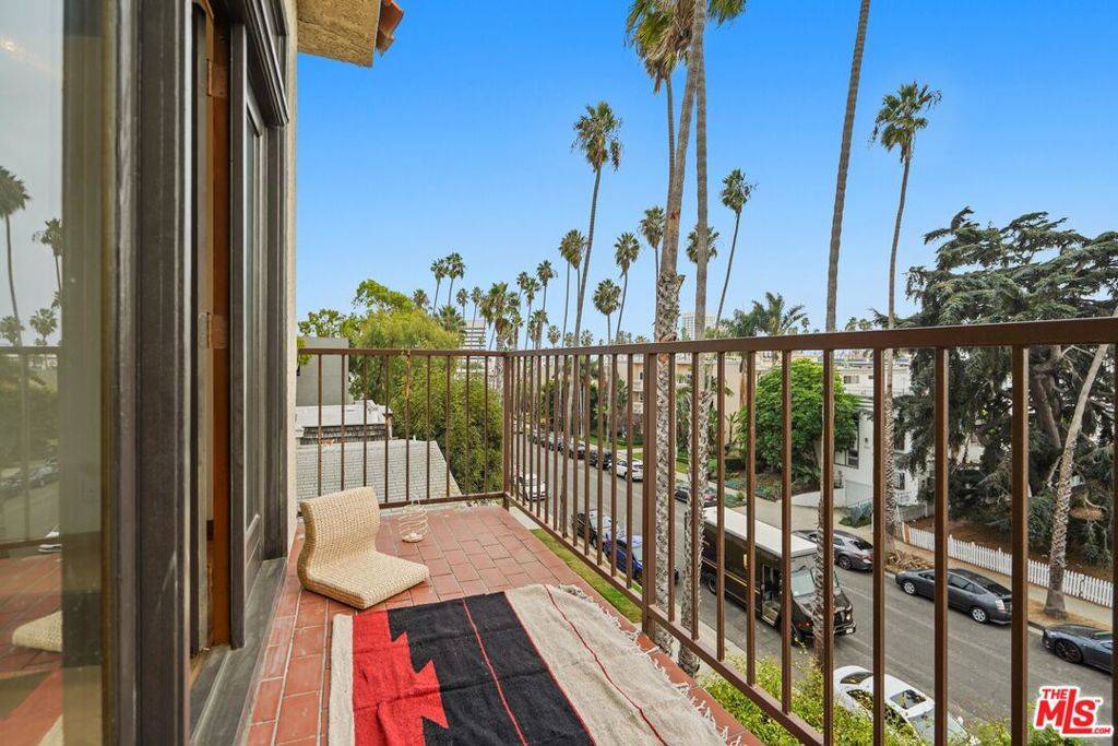 Santa Monica, CA 90403,911 5th ST #301