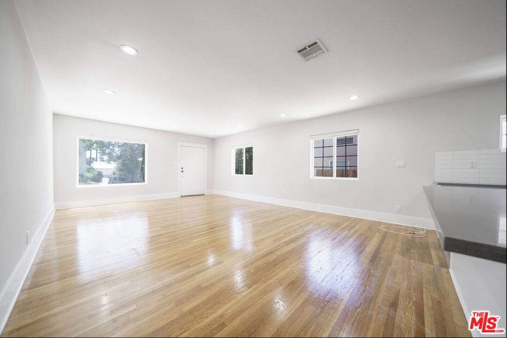 Los Angeles, CA 90019,1011 S Plymouth BLVD