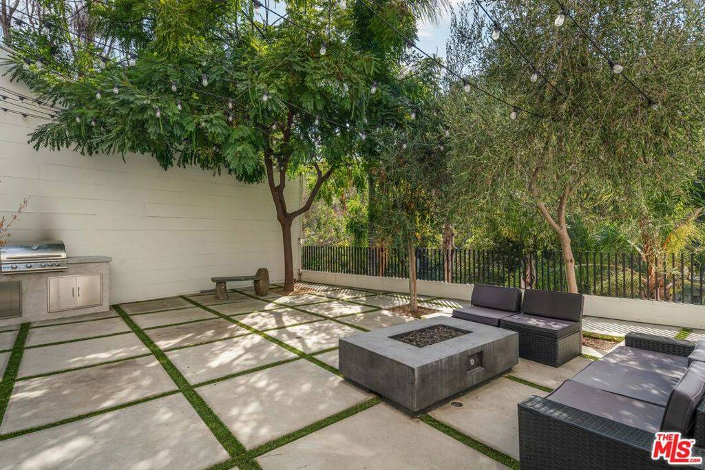 Los Angeles, CA 90068,6467 Deep Dell PL