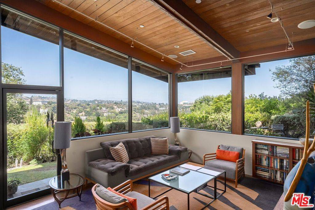 Los Angeles, CA 90049,1024 Lindenwood LN