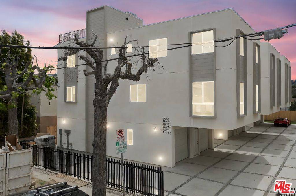 North Hollywood, CA 91602,10742 Hortense ST
