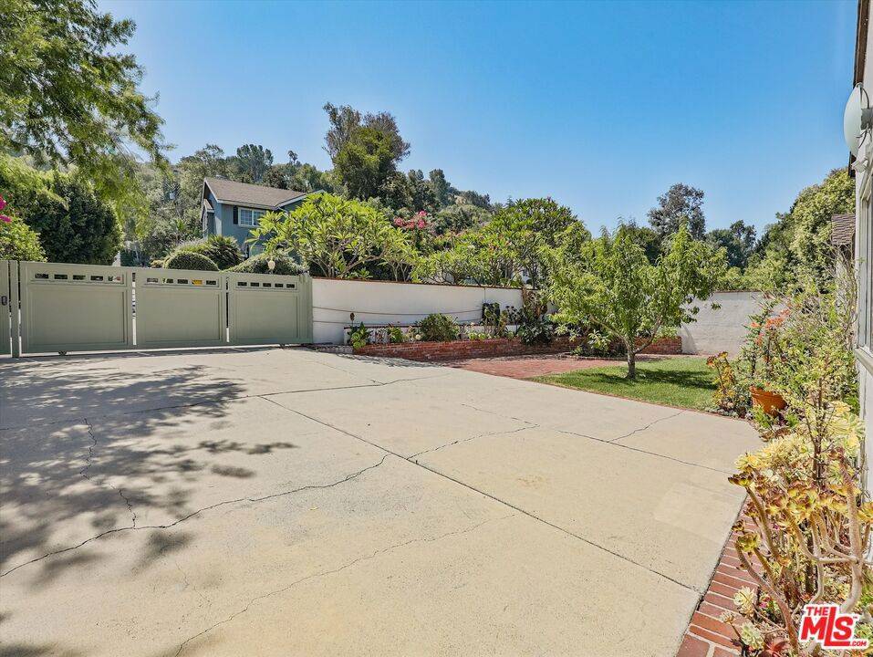 Sherman Oaks, CA 91423,4009 BEVERLY GLEN