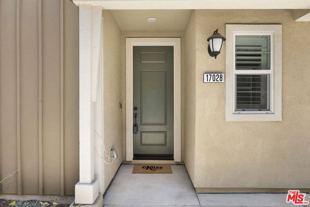 Santa Clarita, CA 91387,17028 Zion