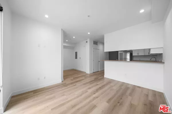 Los Angeles, CA 90038,5612 Lexington AVE #204