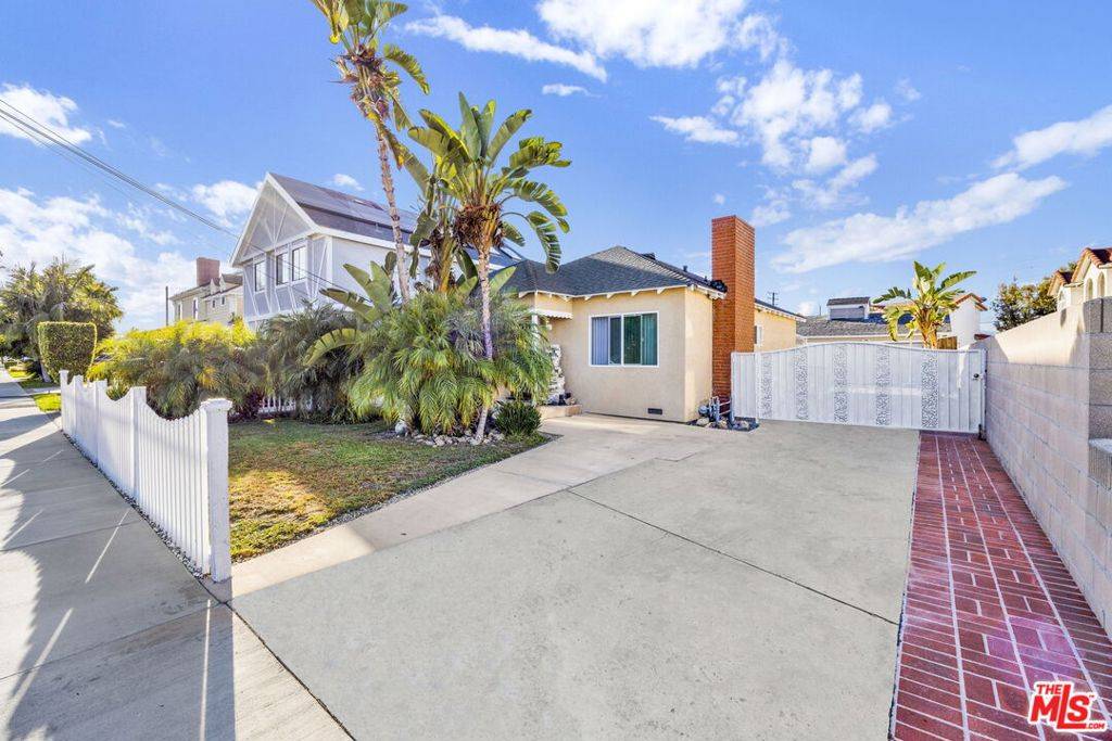 Bellflower, CA 90706,10133 Maple ST