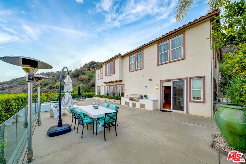 Los Angeles, CA 90068,2752 Stone View CT #17