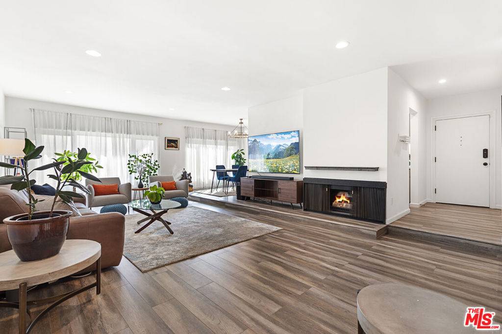 Los Angeles, CA 90049,11820 Mayfield AVE #105