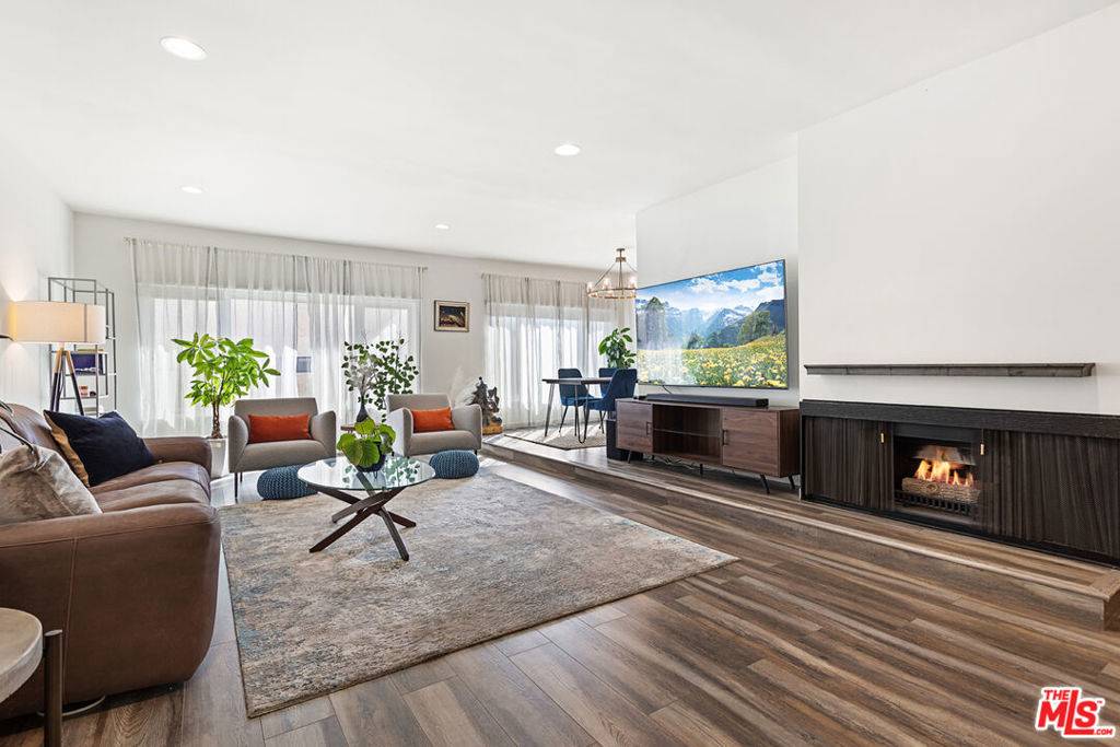 Los Angeles, CA 90049,11820 Mayfield AVE #105