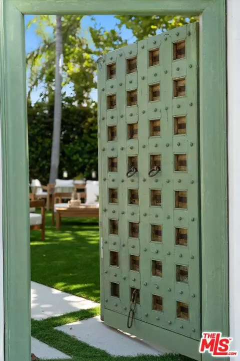 Los Angeles, CA 90048,100 S La Jolla AVE