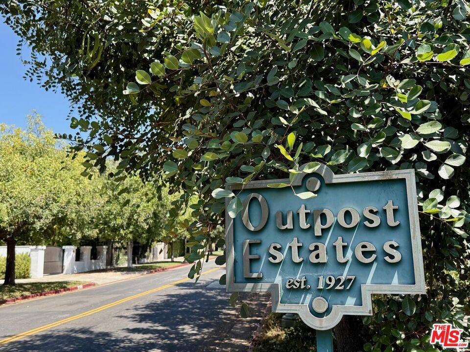 Los Angeles, CA 90068,1836 Outpost DR