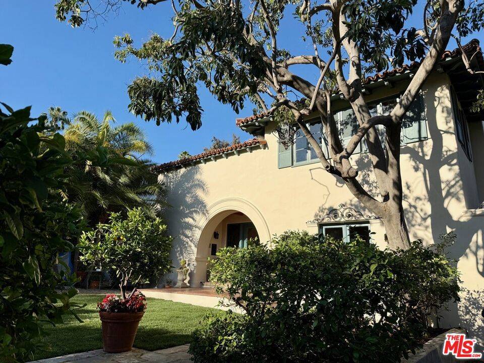 Los Angeles, CA 90068,1836 Outpost DR