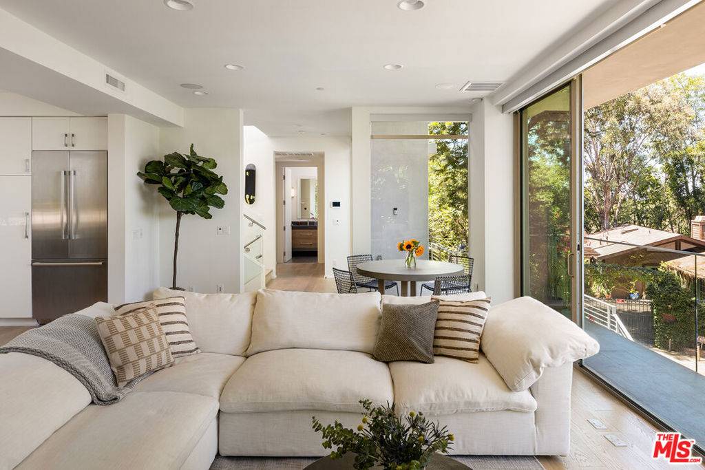 Los Angeles, CA 90068,7350 Pacific View DR