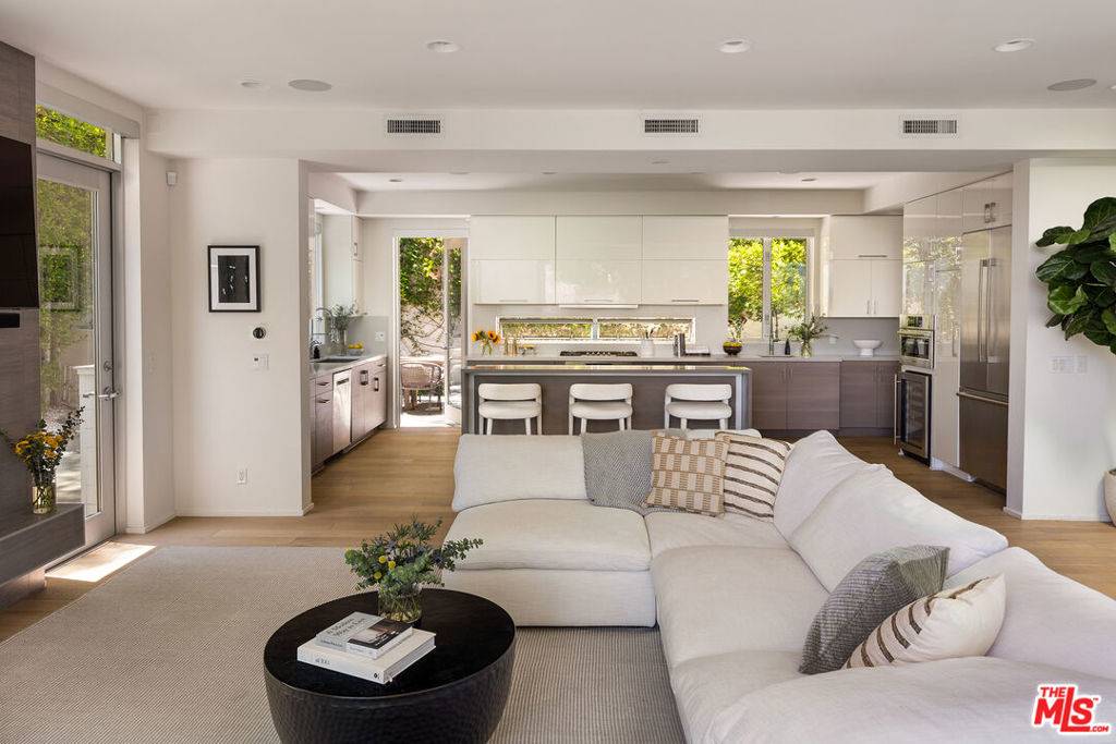 Los Angeles, CA 90068,7350 Pacific View DR