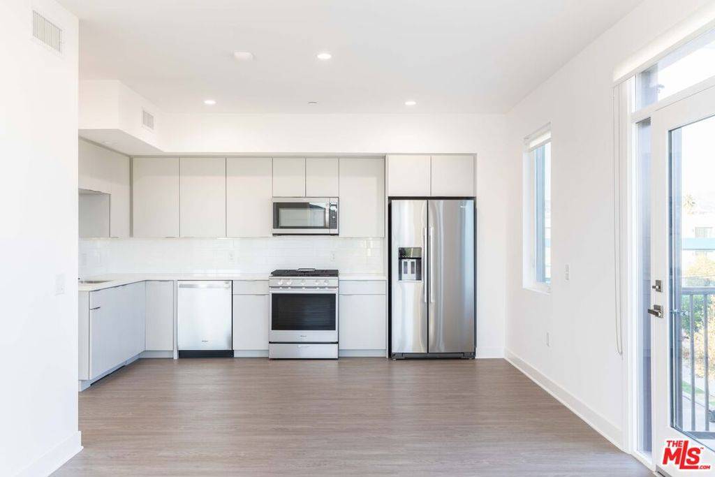 Los Angeles, CA 90038,843 Wilcox AVE #401