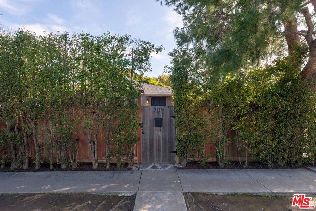 704 Vernon AVE, Venice, CA 90291