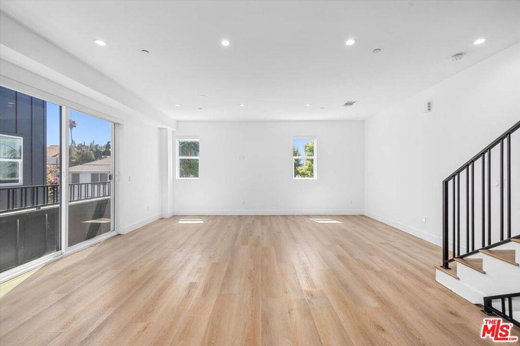 North Hollywood, CA 91601,5050 Cleon AVE #2
