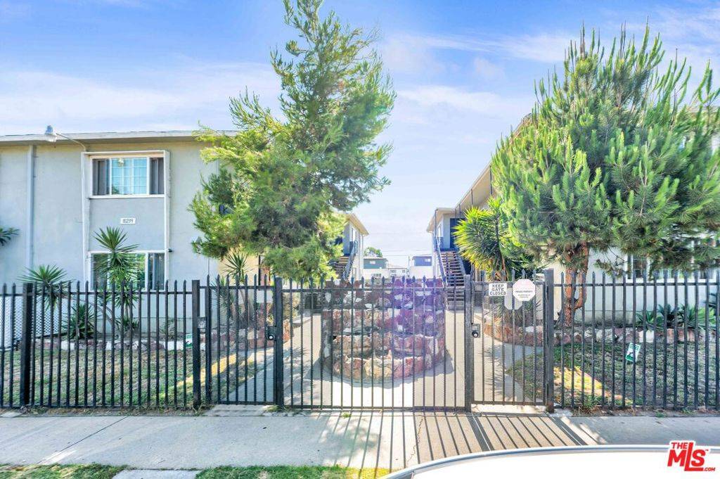 10235 S 10th AVE, Inglewood, CA 90303