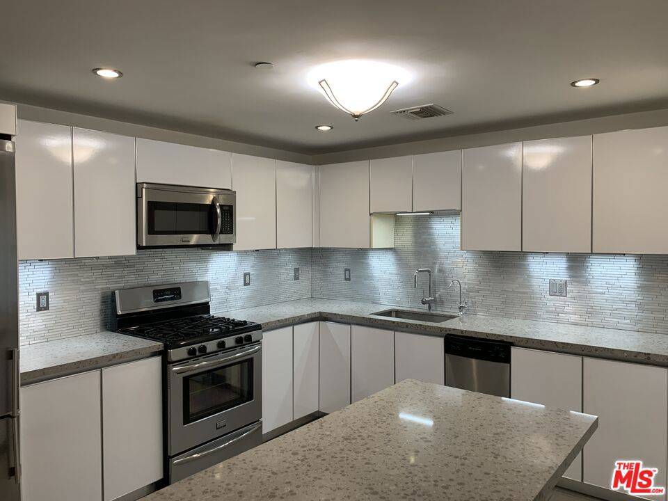 Los Angeles, CA 90025,1730 SAWTELLE #305