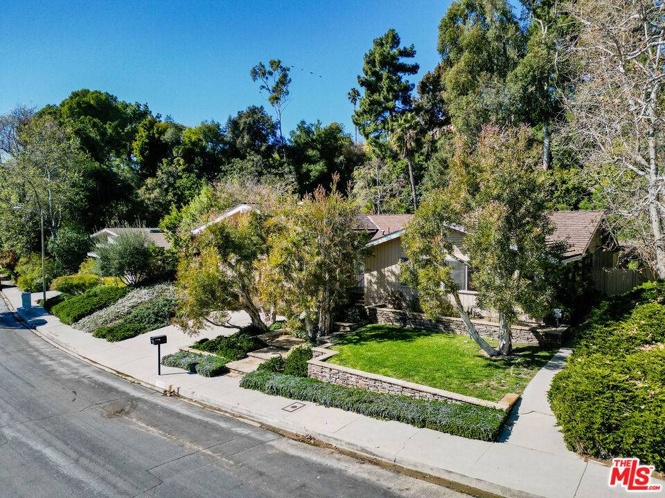 Los Angeles, CA 90049,13443 Bayliss RD