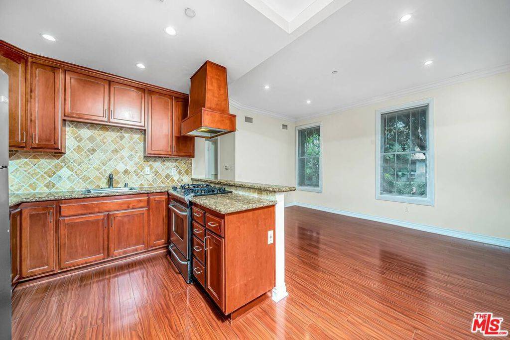 1236 N Flores ST #401, West Hollywood, CA 90069