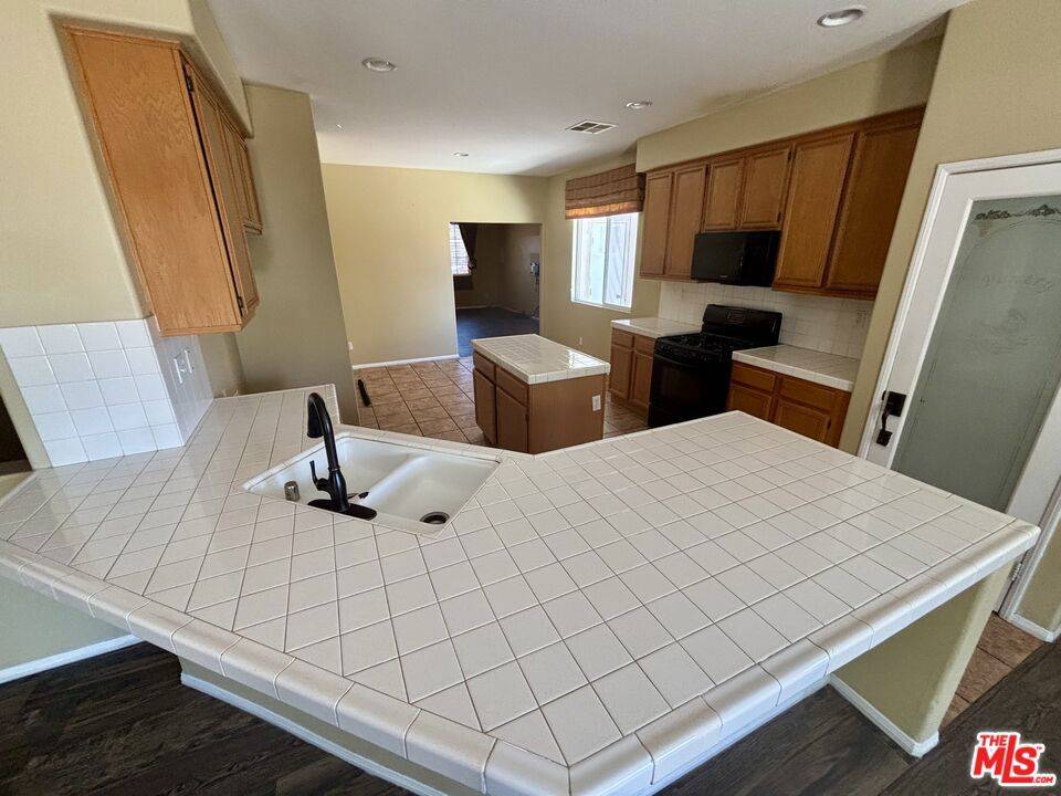 Adelanto, CA 92301,11670 Villa ST