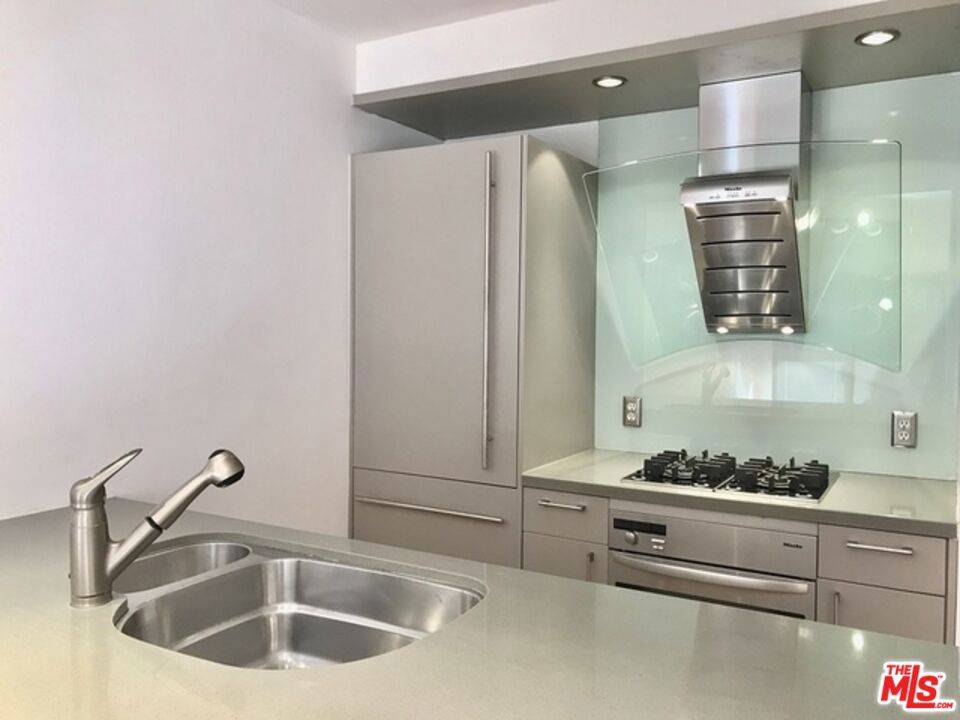 West Hollywood, CA 90069,950 N Kings RD #205