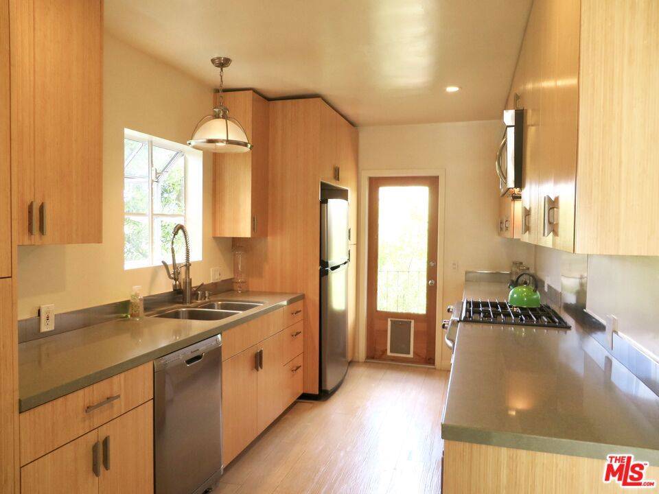 Los Angeles, CA 90049,811 LINDA FLORA DR