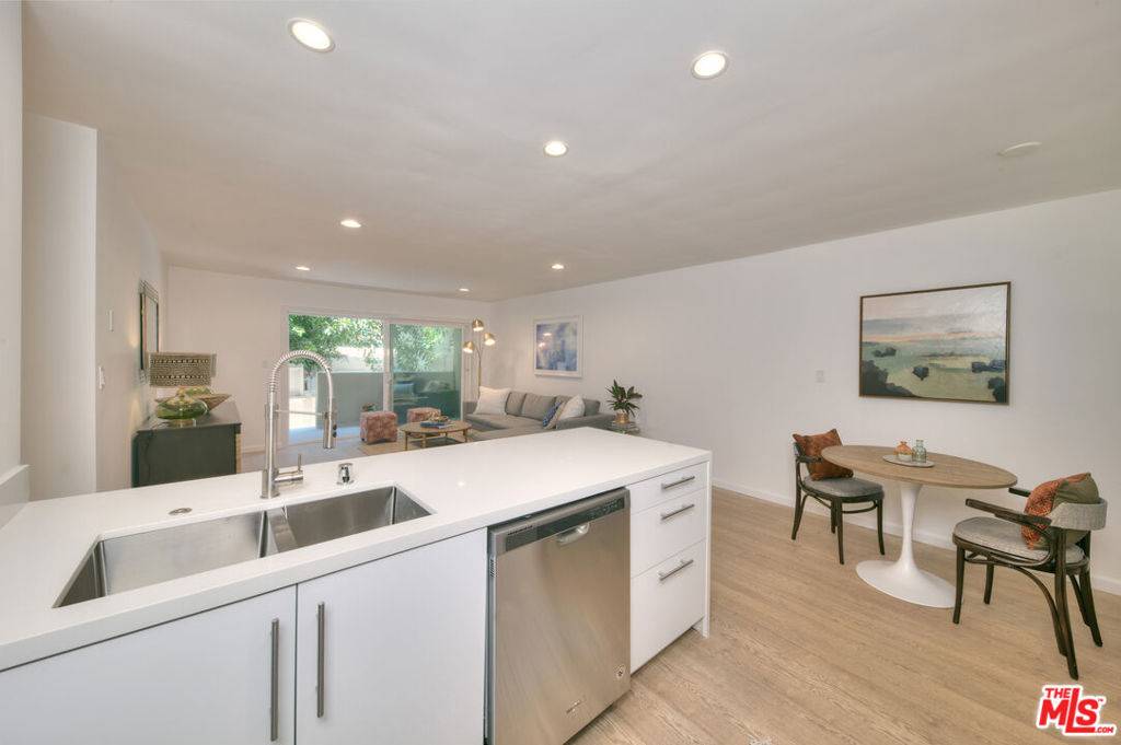 Los Angeles, CA 90049,11910 Mayfield AVE #102