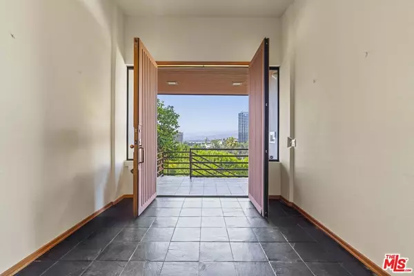Los Angeles, CA 90068,3740 Multiview DR