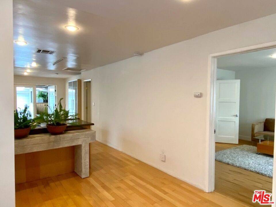 Los Angeles, CA 90025,11673 Mississippi AVE