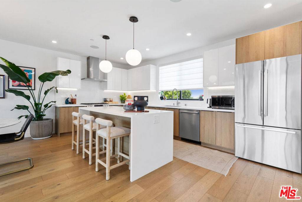 Los Angeles, CA 90029,973 N Starlight CT