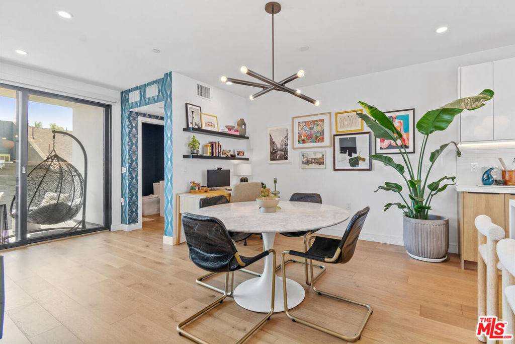 Los Angeles, CA 90029,973 N Starlight CT