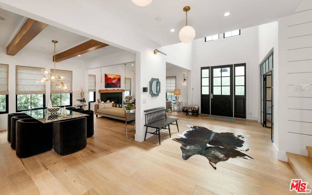 Encino, CA 91436,16101 Royal Mount DR