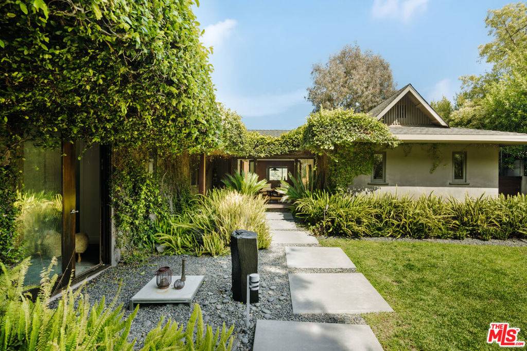 Los Angeles, CA 90049,2220 Banyan DR
