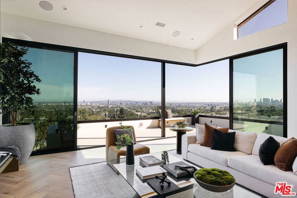 Los Angeles, CA 90046,7866 Fareholm DR
