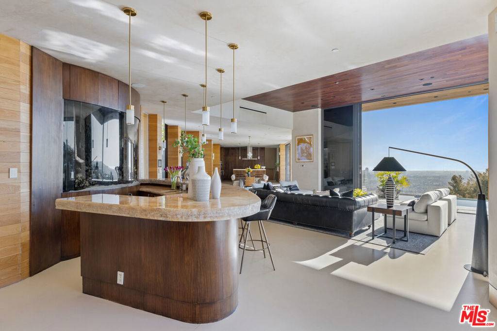 Los Angeles, CA 90069,1525 Blue Jay WAY