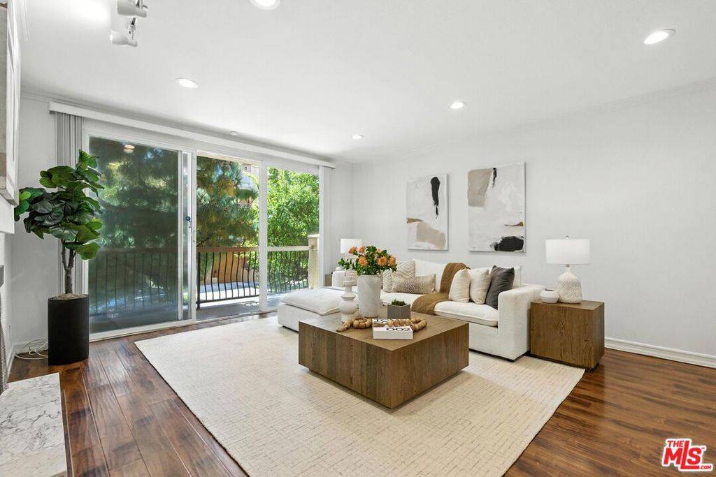 Los Angeles, CA 90025,1520 Camden AVE #103