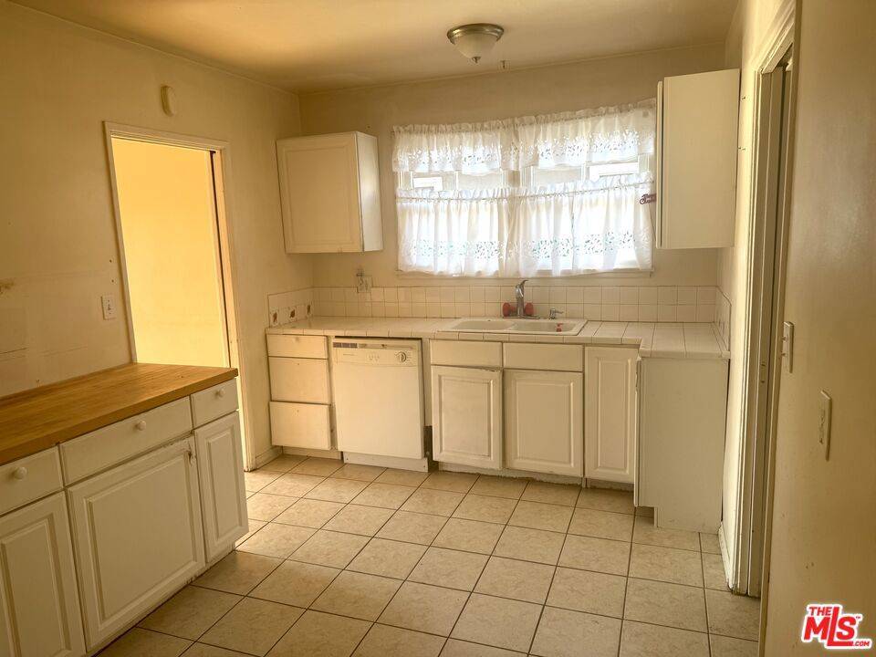 Los Angeles, CA 91504,7552 Bloomington AVE