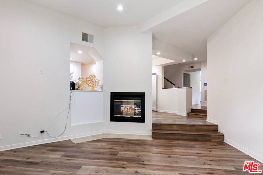 Tarzana, CA 91356,18730 Hatteras ST #25