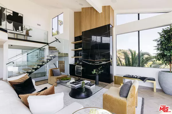 Los Angeles, CA 90046,7866 Fareholm DR