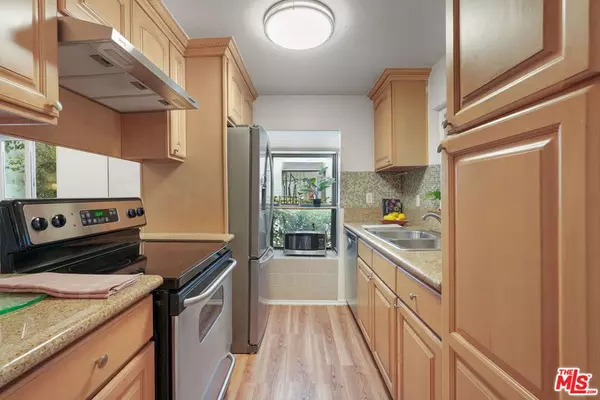 Tarzana, CA 91356,18411 Hatteras ST #106