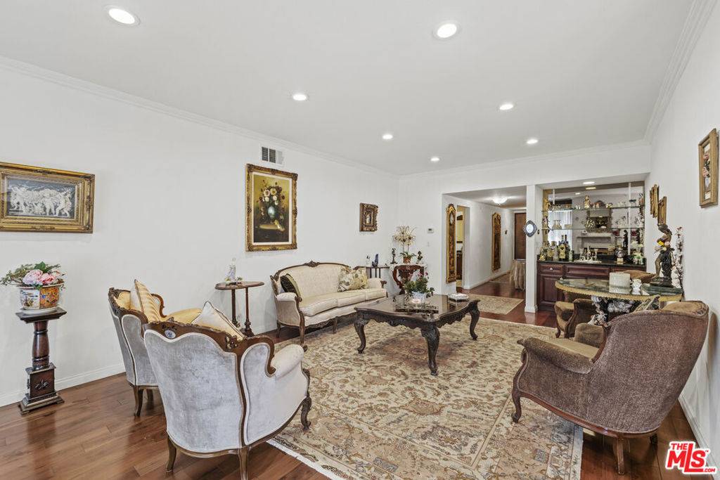 Los Angeles, CA 90035,8642 Gregory WAY #102