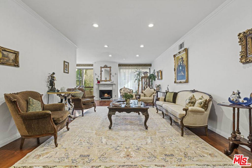 Los Angeles, CA 90035,8642 Gregory WAY #102