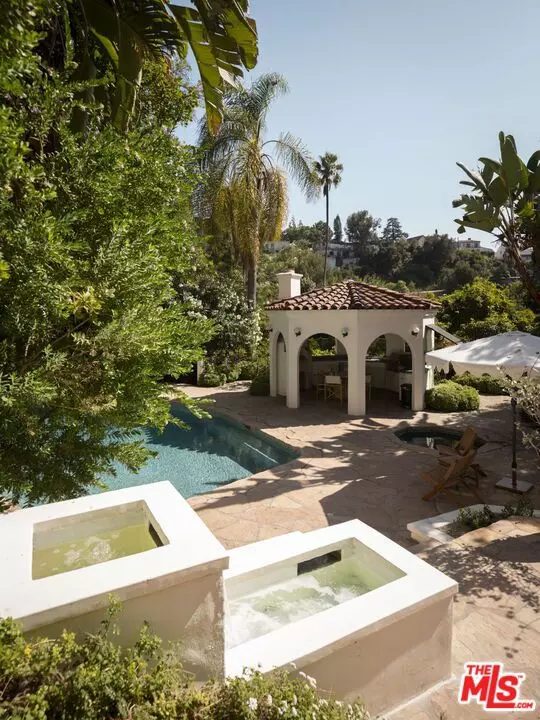 Los Angeles, CA 90068,2459 Park Oak DR