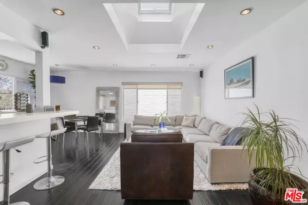 West Hollywood, CA 90046,8231 De Longpre AVE