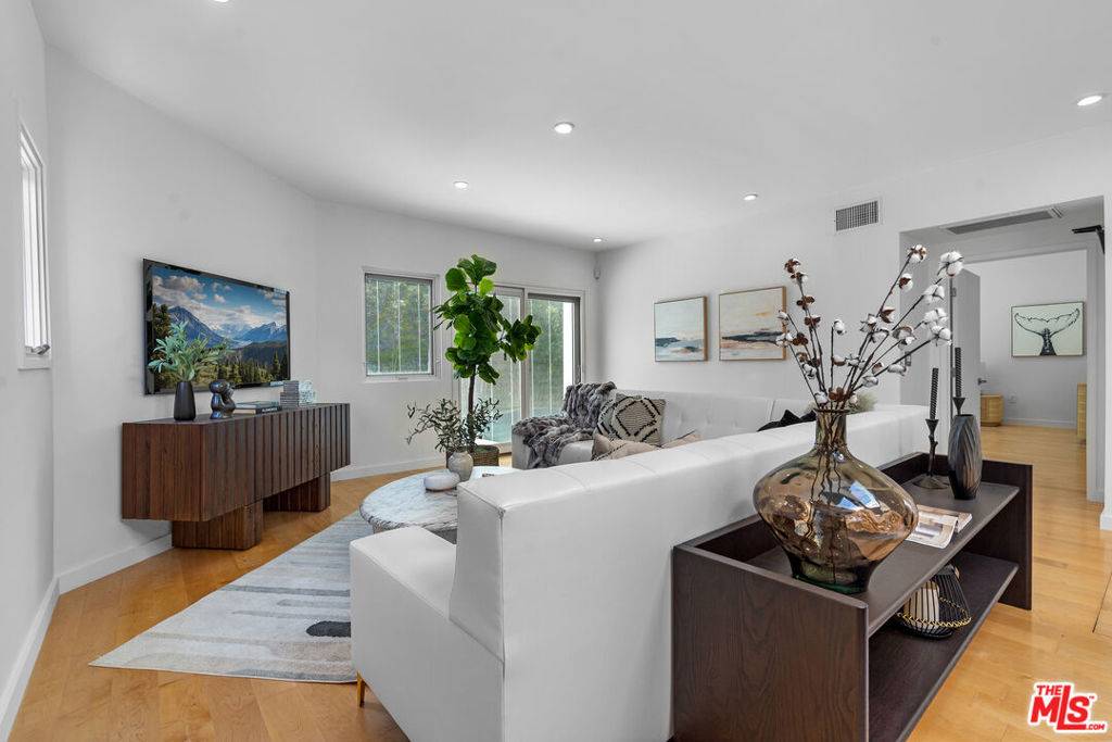 Beverly Hills, CA 90212,321 S Linden DR
