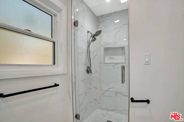 Woodland Hills, CA 91367,23153 Gonzales DR